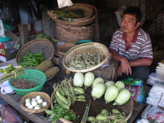 八百屋。<br /><br />品物に囲まれて、ちょこんと座っている感じがいいですね。