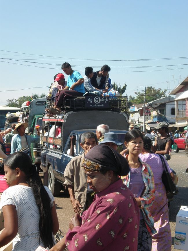 バゴー行きのバス。<br /><br /><br />バスというか、ソンテウというか･･･笑<br />上にも人を乗せたまま、バスは走っていった。
