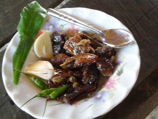 田ねずみのフライ。<br /><br />「タイに住んでるから、大丈夫でしょ」と言われ、出された。<br />「鳥みたいで、おいしい！」とＭきちゃん、Ｙかちゃんはもりもり食べていた。<br />私は、ねずみというとあのタイの丸々太ったねずみしか思い出せないので、あまり食べれない。<br /><br />でも、ちょっと食べたら、たしかにおいしい…でも、ねずみだからってことで、やっぱりムリ!!!<br /><br />ねずみは、２人で完食されました。