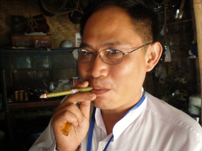 葉煙草を吸うゾウさん。<br /><br />市場や路上でよく売っていた。<br />