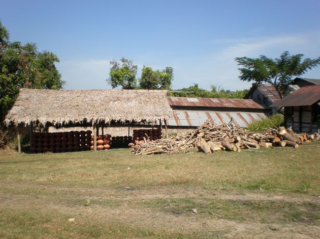 寄り道④<br /><br /><br />素焼きの壷工場。<br />工場と言っても、作業場のような感じだね。<br /><br />ここで、土を練って、形にして、柄をつけて、乾燥させて、焼く。<br />全工程をここでしているんだそうですよ。