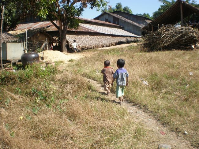 ゾウさんが、ここに連れて来てくれたのは、ここで、暮らす子どもたちの姿をみてほしかったからだって。<br /><br />元気で、可愛い子どもたちでした。<br /><br />