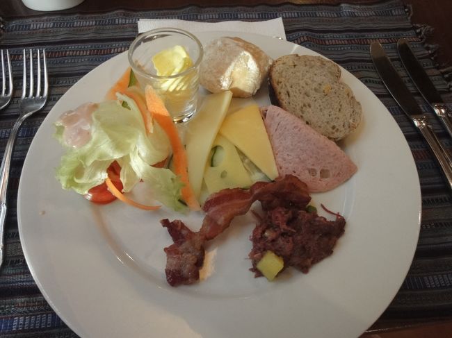 久しぶりの朝食つきツアーですが大食いすると波酔いするので控えめに