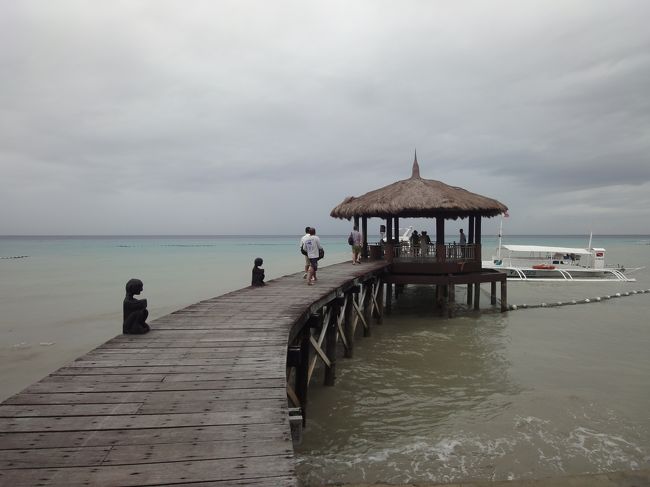 ホテルの桟橋に向かう頃にはどんより<br />ダイビングは私共夫婦だけで他の方はシュノーケルでした