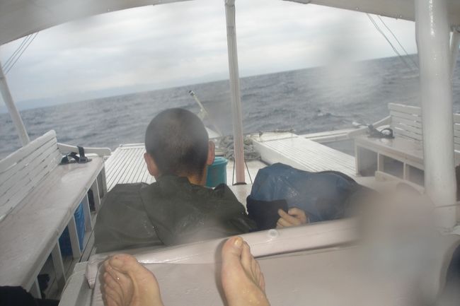 ボートには屋根があっても前方からも側方から波しぶきがかかります。<br />寒かったので早く潜りたい、と思った１時間半でした。<br />海が凪いでいたらカビラオまでは１時間ですが大波が来るたびに速度を落とすので時間がかかります。
