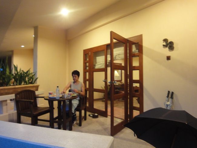 八ヶ月ぶりのダイビングで疲れました。<br />ダイビング一日目、ホテルのレストランは４箇所ありますが歩いていくのもだるくてルームサービスにて夕食。<br />ベランダにて