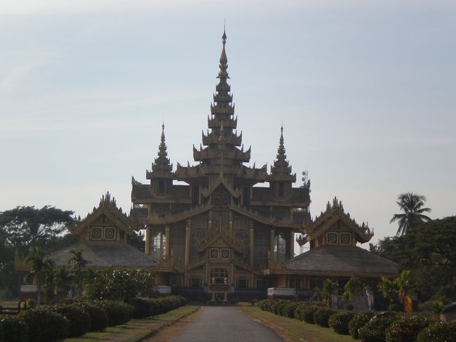 「王宮発掘現場と博物館」<br /><br />王宮は再現されて建てられてた。<br />でも、中は、こうもりでいっぱいだったー！<br />泣き声と匂いで…いるのが厳しいかった。。。