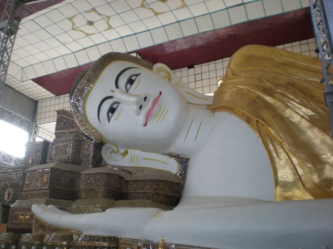 「シュエターリャウン寝仏」<br /><br />ピンクのくちびるが印象的。<br /><br />今から約1067年も前の994年にモン族の王によって建立されたらしいが、<br />今でもこんな大きな寝神仏が綺麗に残っているのがすごいな。<br /><br />色を塗り直したりしているんだけど、今でも、信仰されている証拠ですね。<br />