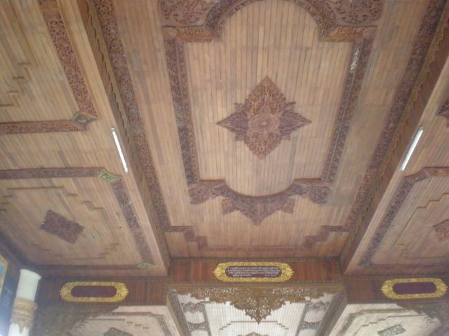 参道の天井の模様が、すごくきれいだった。