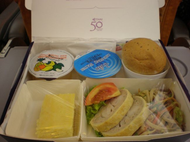 そして、チェックインして搭乗口に向かう。<br />私たちの姿が見えなくなるまで、ずっと手を振っていてくれた優しいゾウさん。<br /><br />ホントにゾウさんのおかげで、めっちゃいい旅ができたし、ミャンマーのこと好きになったし、またミャンマー行ったら、ゾウさんにガイドしてもらいたい！それくらい好き！本当ににゾウざんがガイドで良かったー!!<br />感謝です。<br /><br />そして、タイへー。<br /><br />ＴＧは５０周年で機内食の箱がかわいかった♪<br />最近できた、エアポートリンクを使ったけど、空港の中から出ているので、意外と便利だった。