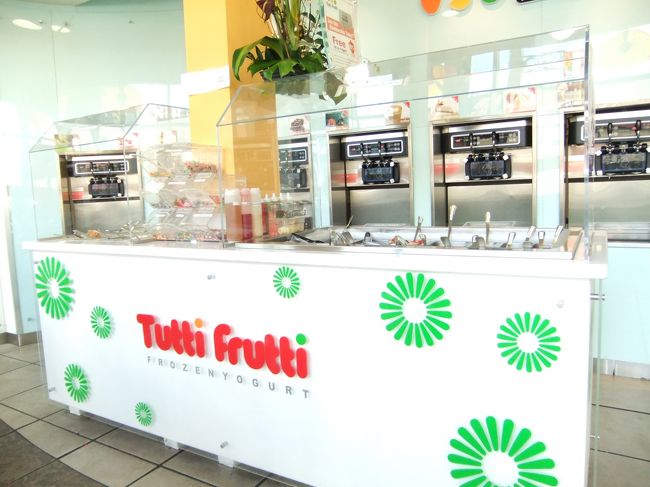 ウォルマートの近くにフローズンヨーグルトのお店へ。