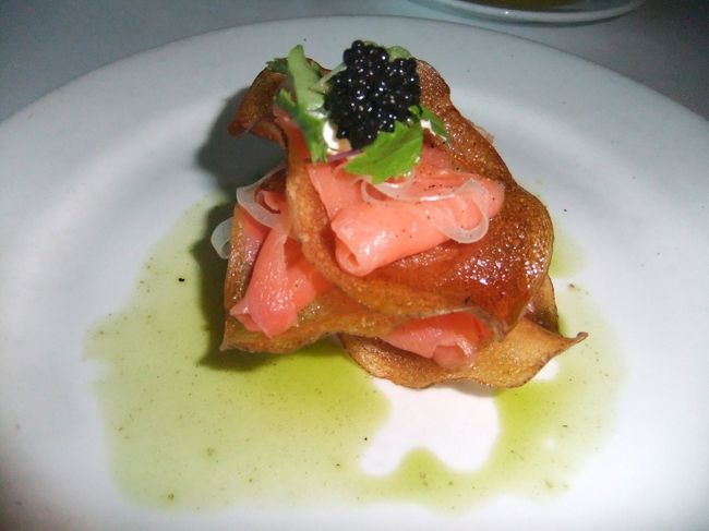 前菜です。<br />サーモンの間にポテトチップが挟まれてて絶妙に美味しかった〜。