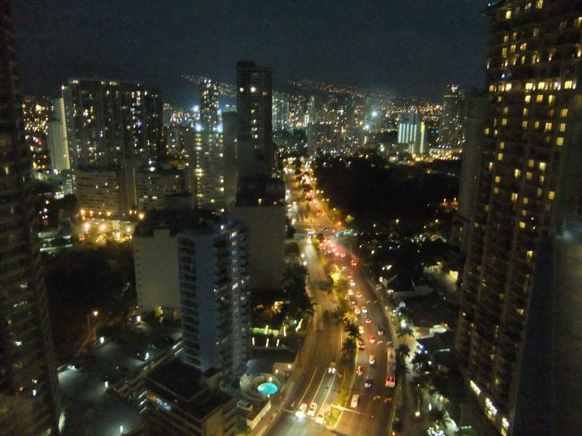 すっかり日も落ちて、素晴らしい夜景を見ながら食事。<br />最高の贅沢です。<br />レストラン内はジャズの生演奏がありました。