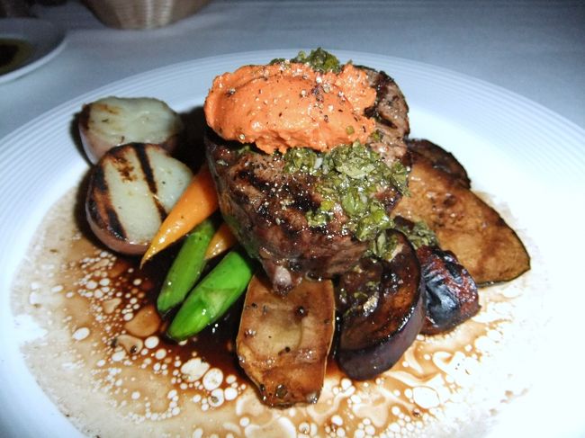 メイン。<br />お肉か魚が選べました。<br />迷わずお肉(笑)<br />友達は魚を注文。