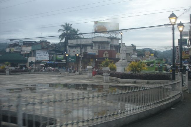 この日はポイント移動に時間がかからなかったので３本潜れました。<br />ホテルに戻る途中の街カルカルです。<br />スペイン統治時代の建物が残っているそうです。