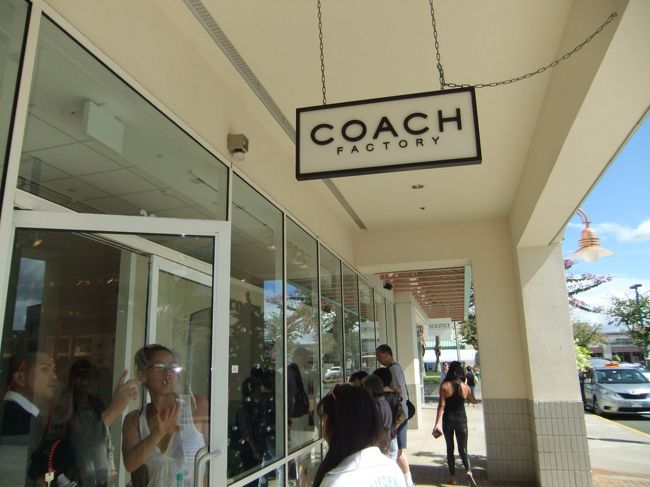 先ほど仲良くなった子と合流し、コーチのアウトレットに連れてってくれました。<br />ただでさえ安いのに、さらに20％OFFになっててビックリ！<br />鞄を二つ購入しました。<br />