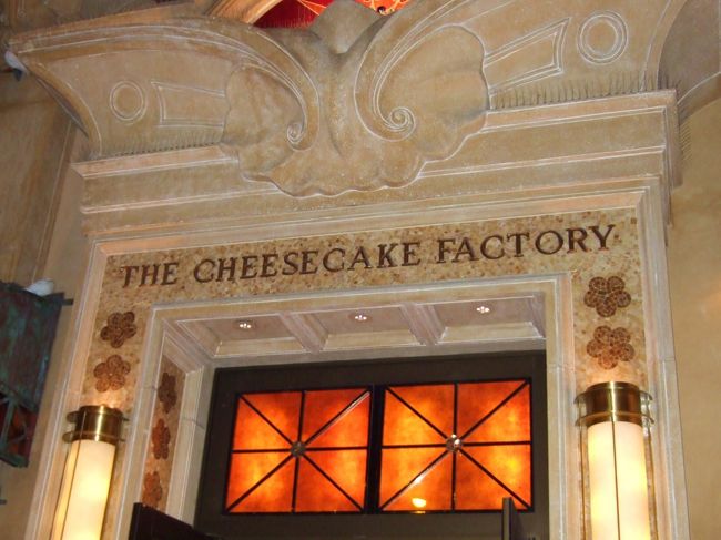 帰りにチーズケーキファクトリーでケーキを買って帰ろうという話に☆