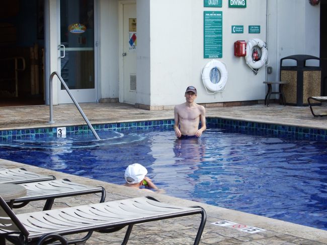 その後はホテルのプールへ。