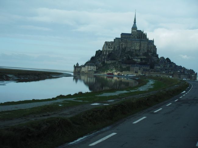 １２：３２　モン・サン・ミシェルが遥か彼方に見えてきました<br />バスはゆっくりと近づいていきます<br /><br />胸が高鳴ってきました<br />もう全景が見えてきました<br /><br />本当に孤島だ<br />