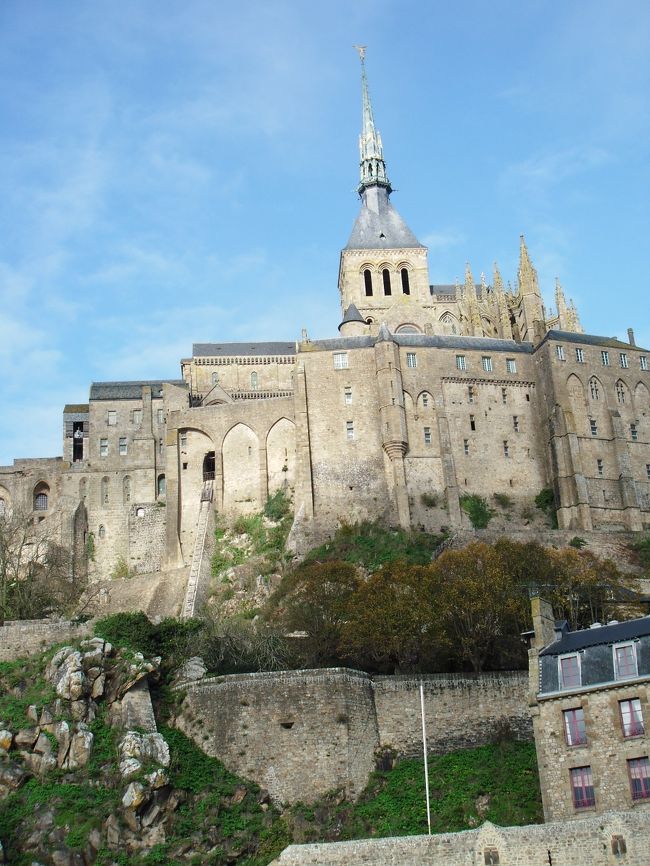 定刻よりやや早め<br />１２：４２　無事モン・サン・ミシェルに到着<br /><br />みよ、この厳かなるイデタチを<br />本当にお天気に恵まれこの快晴<br /><br />建物と青空と白い雲のコントラストが絵画のようでしょ<br /><br />