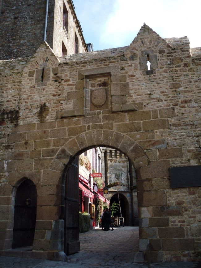 まずはPorte du Boulvard「大通り門」を抜け、このPorte du Roy「王の門」を入ったところには「ラ・メール・プーラール」<br />