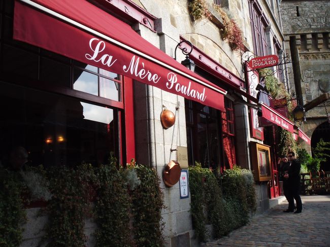 真っ赤なひさしが可愛い、かの有名な<br />La Mere Poulard 「ラ・メール・プーラール」がこれです<br /><br />