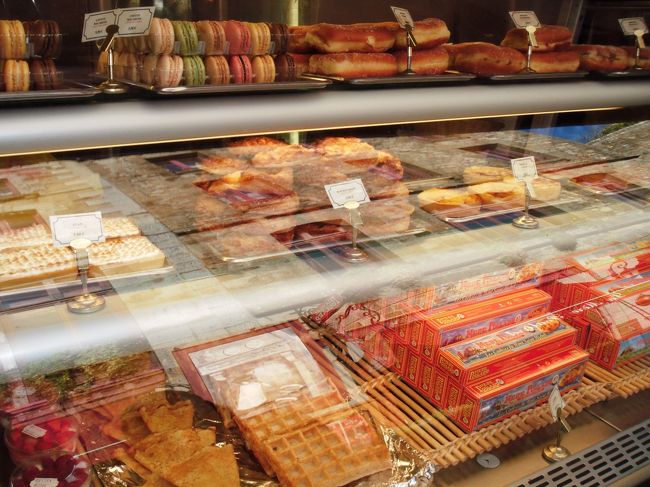 お店の向かいにはこんなショーケースに列んだクッキーやタルト、マカロンが<br />バターと牛乳をたっぷり使ったブルターニュ地方のお菓子、ガレット<br />ジュルッ<br /><br />これはお土産に２種類買いました<br />さて、お土産屋さんは後回しにしといて先に修道院を回ることにしましょう<br /><br />