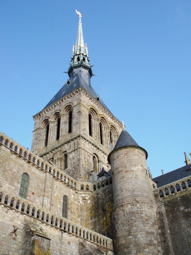 床の石畳には協会建設に携わった中世の職人のサインがありました<br /><br />ただの数字の落書きだとばかり思っていました<br />今日はラッキーな方なのかバスも乗用車もそこまで混雑していないような<br />修道院内も空いていたので比較的のんびり見てまわることが出来ました<br /><br />