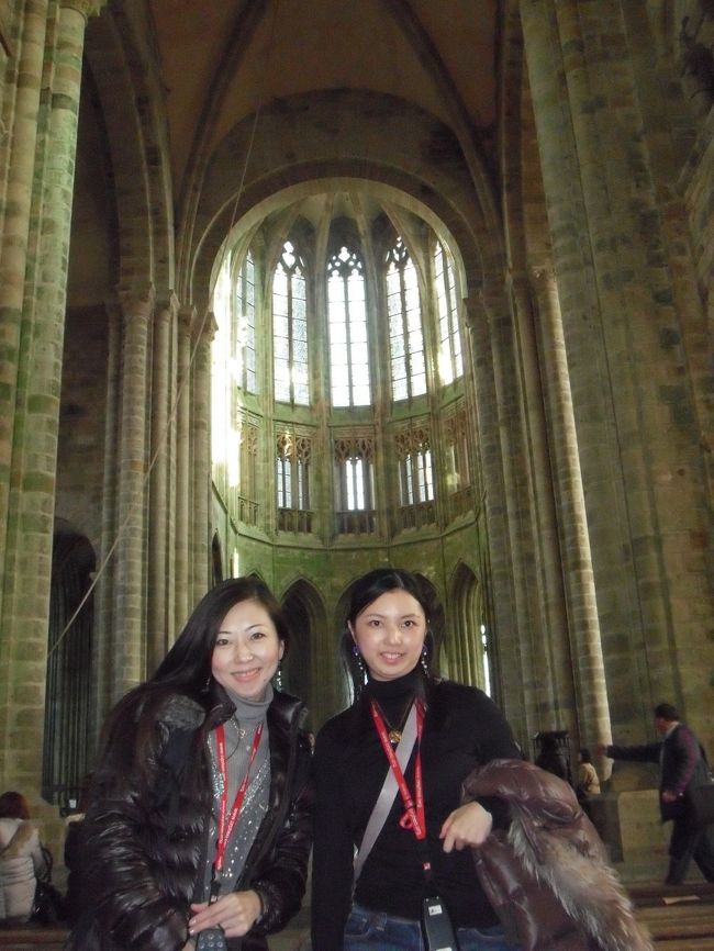 ここでオーディオガイドを熱心に聞いているMAYUMIちゃんと三脚を使って記念撮影<br />