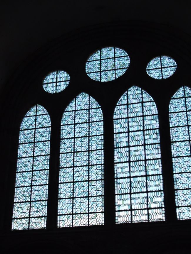 修道院内のステンドグラスはパリ市内の教会のものと比べると単色使いでシンプルなデザインが多かったです<br /><br />シンプルでシックな感じです<br /><br />Eglise Abbatiale<br />「修道院付属の教会」<br />１１世紀に完成した教会は何度か崩壊し、手直しをされたそうです