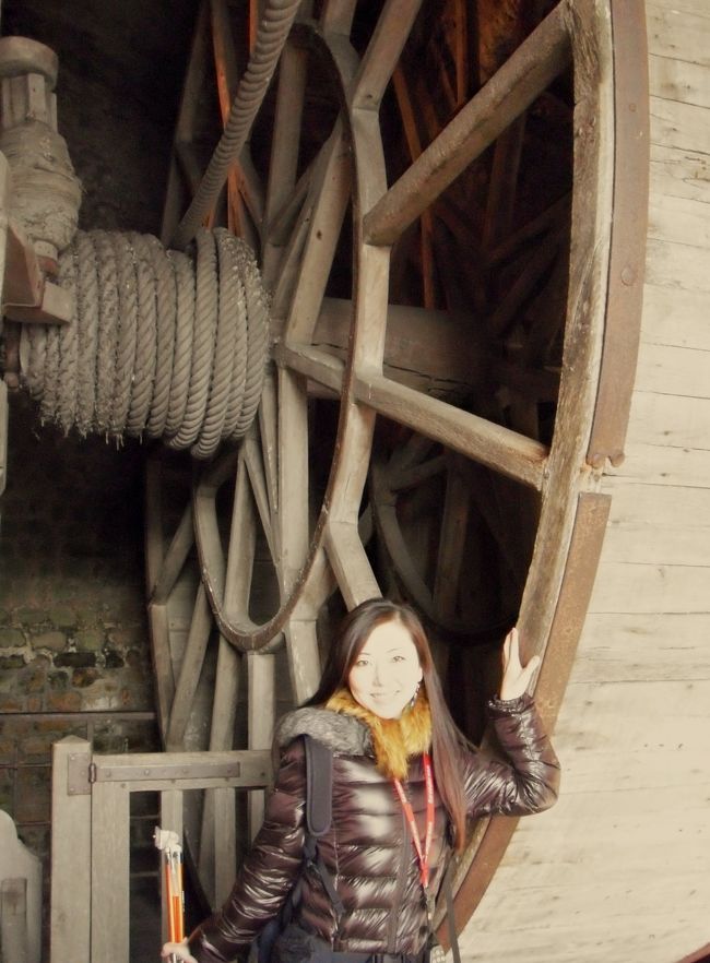 実はこのモン・サン・ミシェルは１８世紀には牢獄として使われた歴史を持ちます<br /><br />そのため、修道院の内部には労働に使われた大車輪、更に死体収容所の跡まで残っています<br />そんな歴史があったんだ〜ってオーディオガイドを熱心聴き、ハイポーズ<br />この大車輪に人が入って歩いて動かしていたそうです<br />まるでハムスター状態<br /><br />