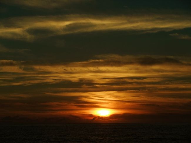 ベンチシートに寝っ転がりながら、夕日を堪能。<br />