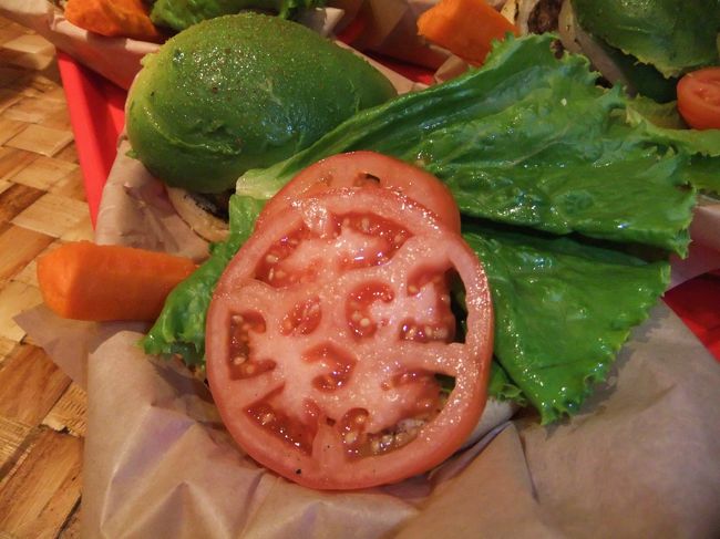 その後みんなでクアアイナへ。<br />アボガドバーガーは美味しい。