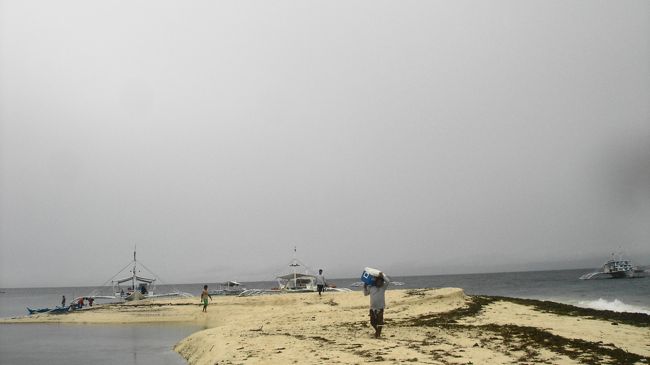 波が穏やかなので島に上陸してランチです。<br />一日目はボートでＢＢＱでしたが写真を撮る余裕もないほど揺れていました。