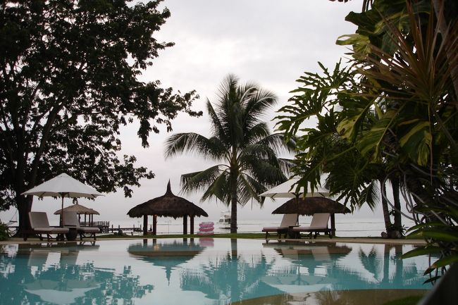 夕方、プールに入るには気温が低いです。約２５℃