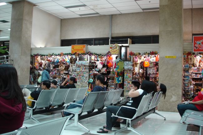 待ち時間が長かったので３０分８＄の足マッサージをしてもらいました。<br /><br />今回はダイビング以外に何もしなかったこととお買い物もしなかったので現金はほとんど使いませんでした。<br /><br />結局・・・<br />二人でツアー代金約２６万にホテルで清算は追加ダイブ＆レンタル器材・食事代３１,０００ペソでした。<br />ビックリしたのは追加１ダイブが８００ペソ/１人という安さです。<br /><br />レートは１ペソ２円でした