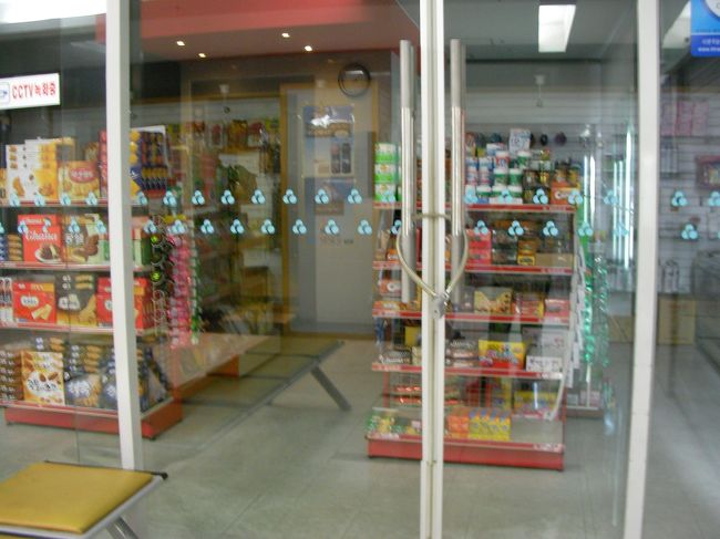 ホテルに併設されているスパの前には<br />コンビニがあります。<br />しかし･･･もう既に閉まっていました。