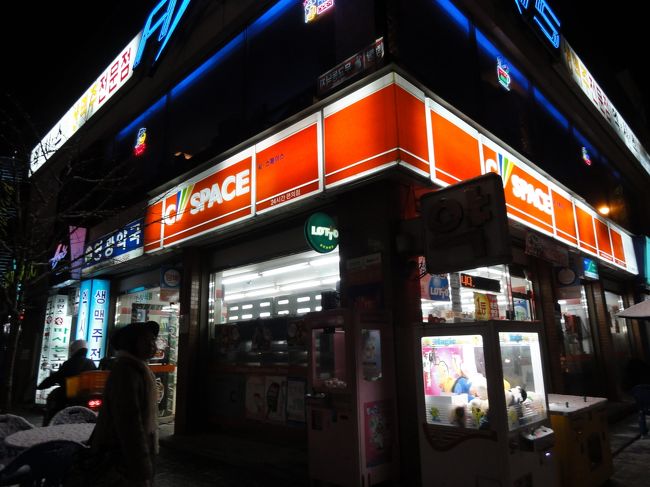 徒歩3分以内にコンビニは3件あります。