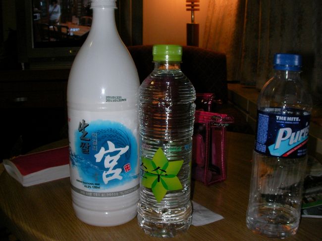 そして、食事のお共、旅のお共<br />まっこりも購入！<br />コンビニで気軽に買えるので、お酒好きの旦那のお父さんへプレゼントです。<br />(お父さんも旅に同行してるのです)<br />この日から、毎食まっこりを飲んでいました(笑)<br /><br /><br />今回も最後までご覧頂きありがとうございました。<br /><br /><br />次回は百済の都公州-武寧王陵へ向かいます。<br />http://4travel.jp/traveler/bjfan/album/10543768/<br />次回もお楽しみに！