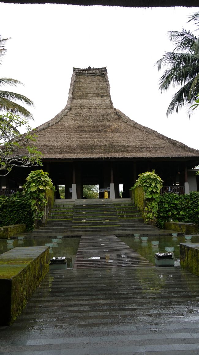 レセプションのある建物。<br />ホテルの敷地の入口から車で2.3分かかる。<br />