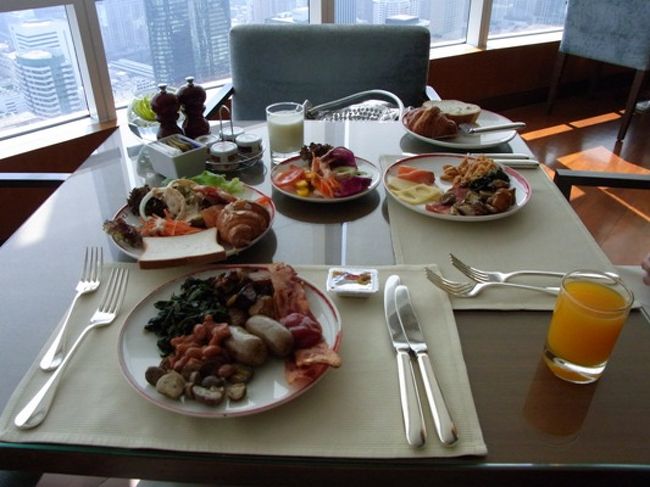 ２人とも到着してお風呂にゆっくり入って爆睡。<br />クラブラウンジをフルに利用する！ということで早速朝食。<br />種類は十分にありました。こんなに朝からたくさん食べるなんて平日はありえない！！！！嬉しい♪これは旅行でテンションがあがっているからできること。