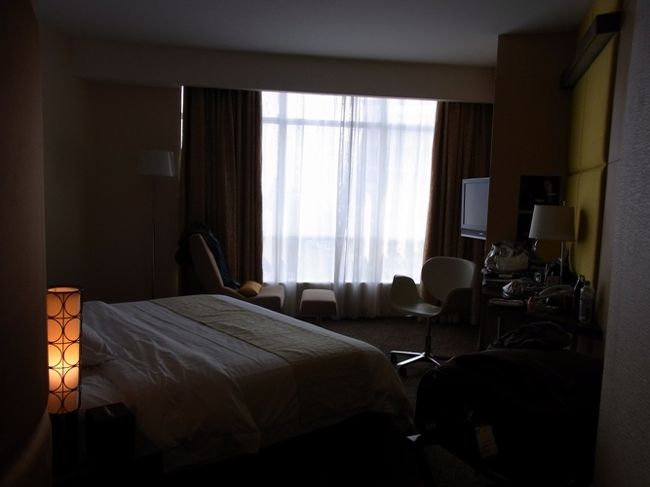 それではお部屋のご案内。ダブルのお部屋。広さはそんなにありませんが私達には十分。しばらくお世話になります♪