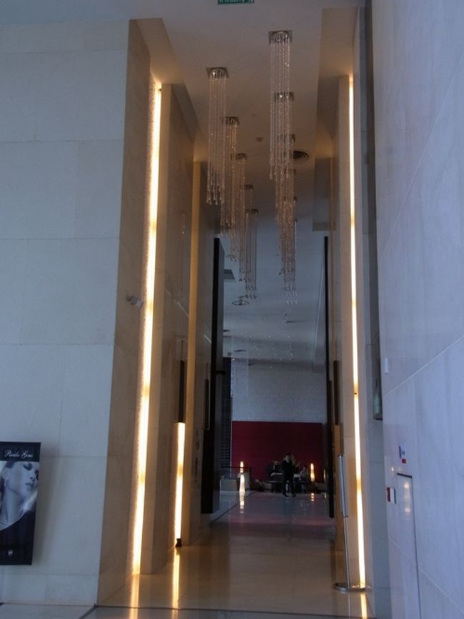 エレベーターホール。天井が高くて気持ちいい！