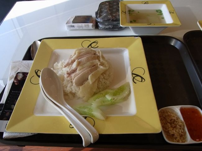 こちらはおなじみのカオマンガイ。勿論美味しかった。二人で大満足のお得感あふれる夕食でした。