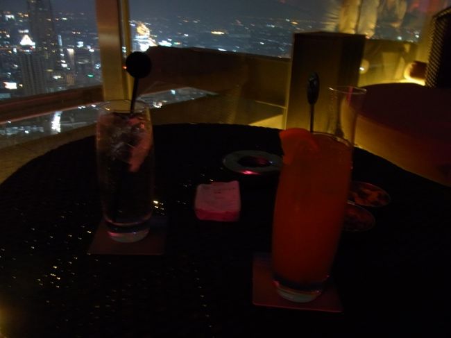 カクテルを１杯ずつ頼みました。でもこれも日本と比べてはいけないけどこのロケーションで安いな〜、やっぱり。だからタイはやめられないんですね。