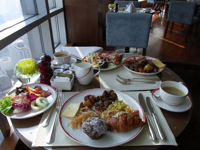 翌朝の朝食。あまりメニューは変わらないけどサラダもホットミールも十分な種類がありました。