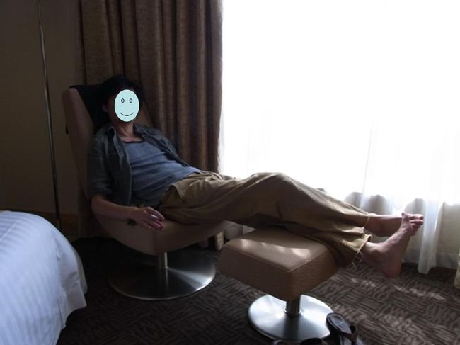 朝食後はお部屋のオットマンで一服。今日は色々予定を入れているのでこなさないとね。