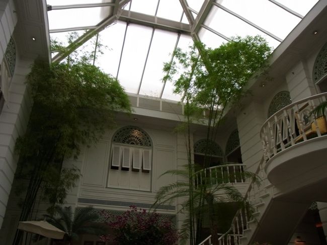 マンダリン・オリエンタルのオーサーズラウンジ。絶対に来たかったここのアフタヌーンティー。白亜の建物でステキです。大好きな雰囲気。