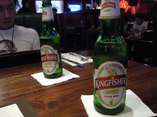 二日目の夕飯はhard rock cafe。<br />インドにもあるんですよ。<br />まずはこれこれ。kingfisher beer！！