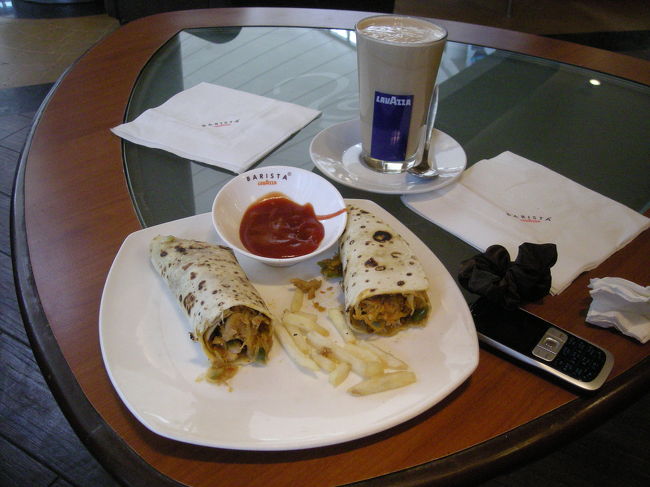 三日目。昼は近くのショッピングモールの喫茶店で軽く。<br />インドではwifiが飛んでて、自由にネットが使えました。